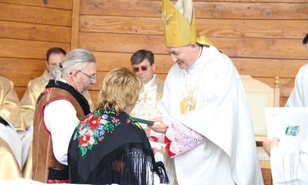 Medal otrzymali m.in. pastwo Zofia i Aleksander Grelowie z parafii w. Jana Chrzciciela w cku.