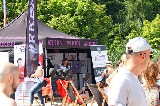 Czarny namiot na kolorowej plaży