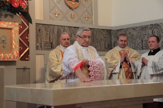 Konsekracja ołtarza w kościele Chrystusa Króla