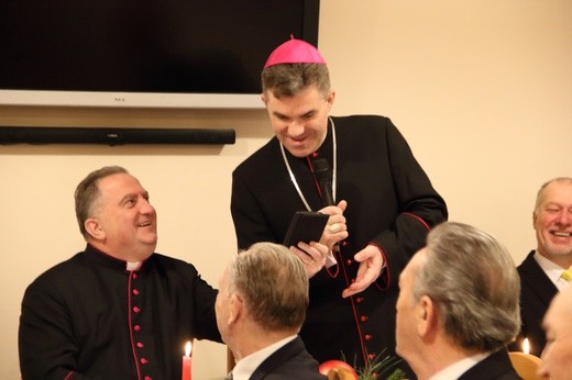 Mężczyźni z kościelnej służby na spotkaniu opłatkowym.